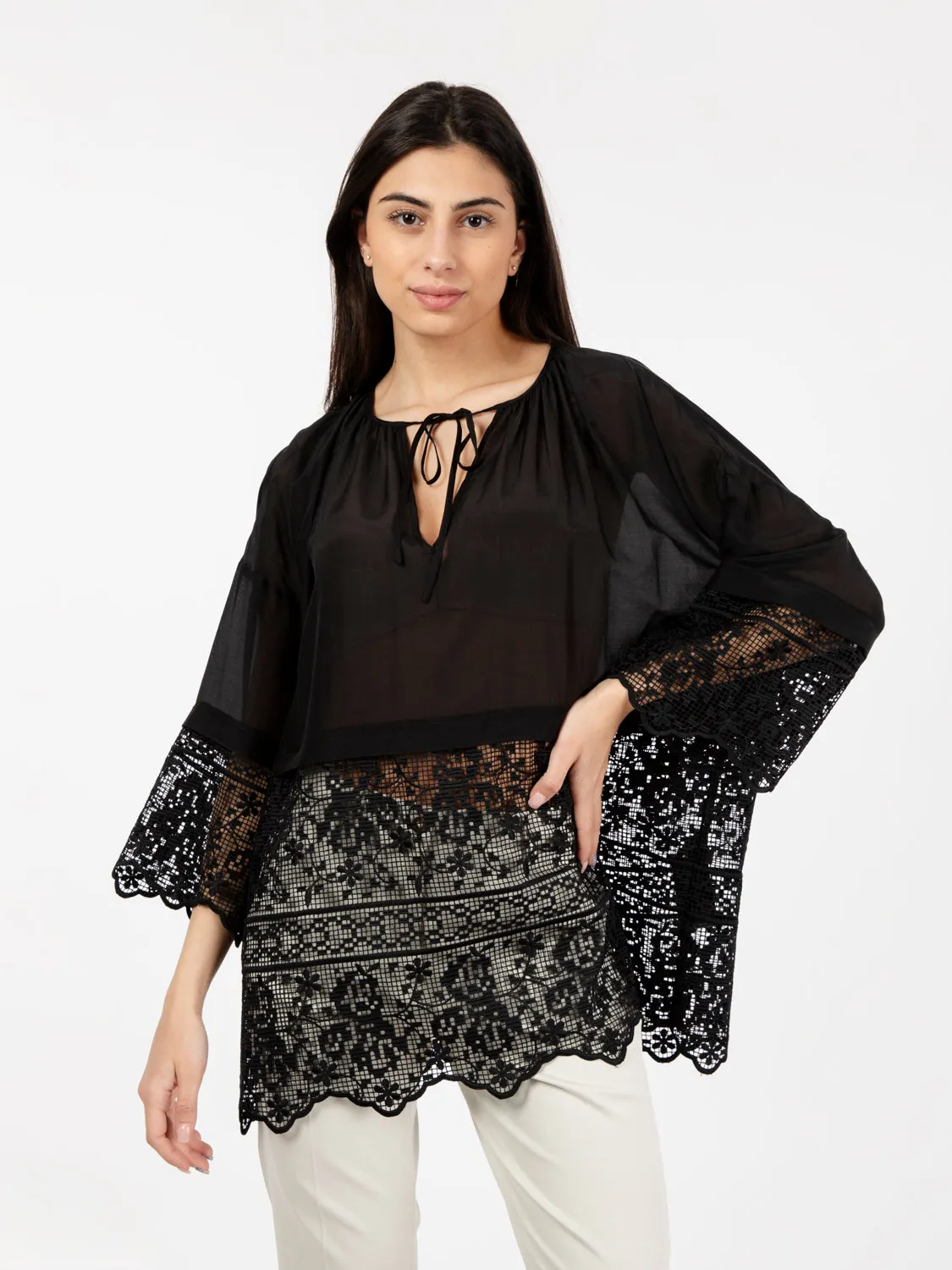 Blusa in mussola e pizzo macramè nera