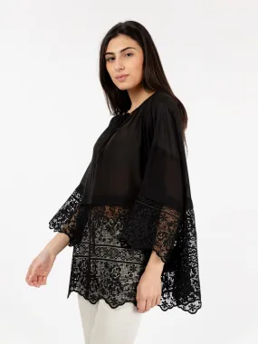 Blusa in mussola e pizzo macramè nera