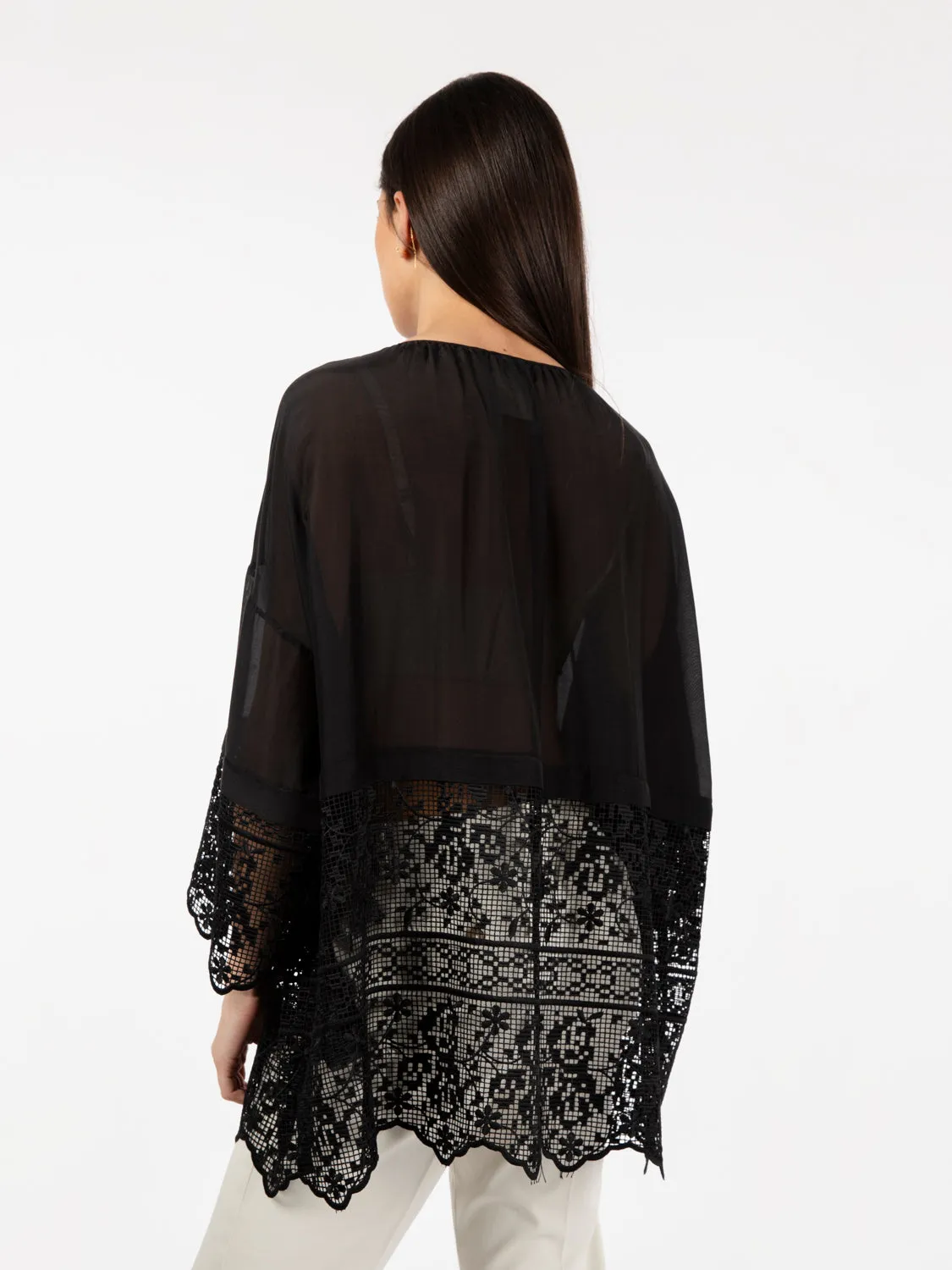 Blusa in mussola e pizzo macramè nera