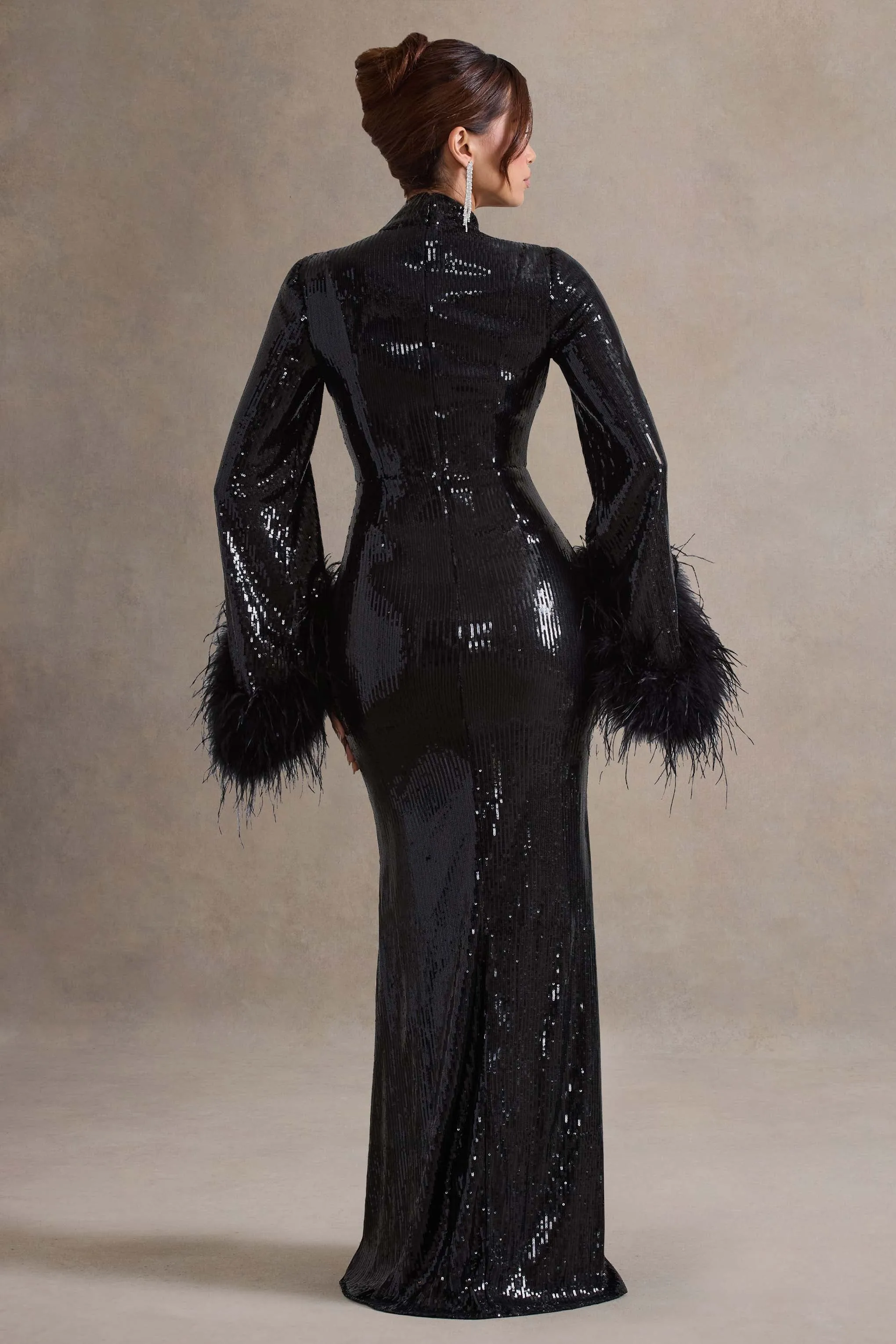 Cosmic Star | Robe longue noire à sequins avec col montant et poignets en plumes