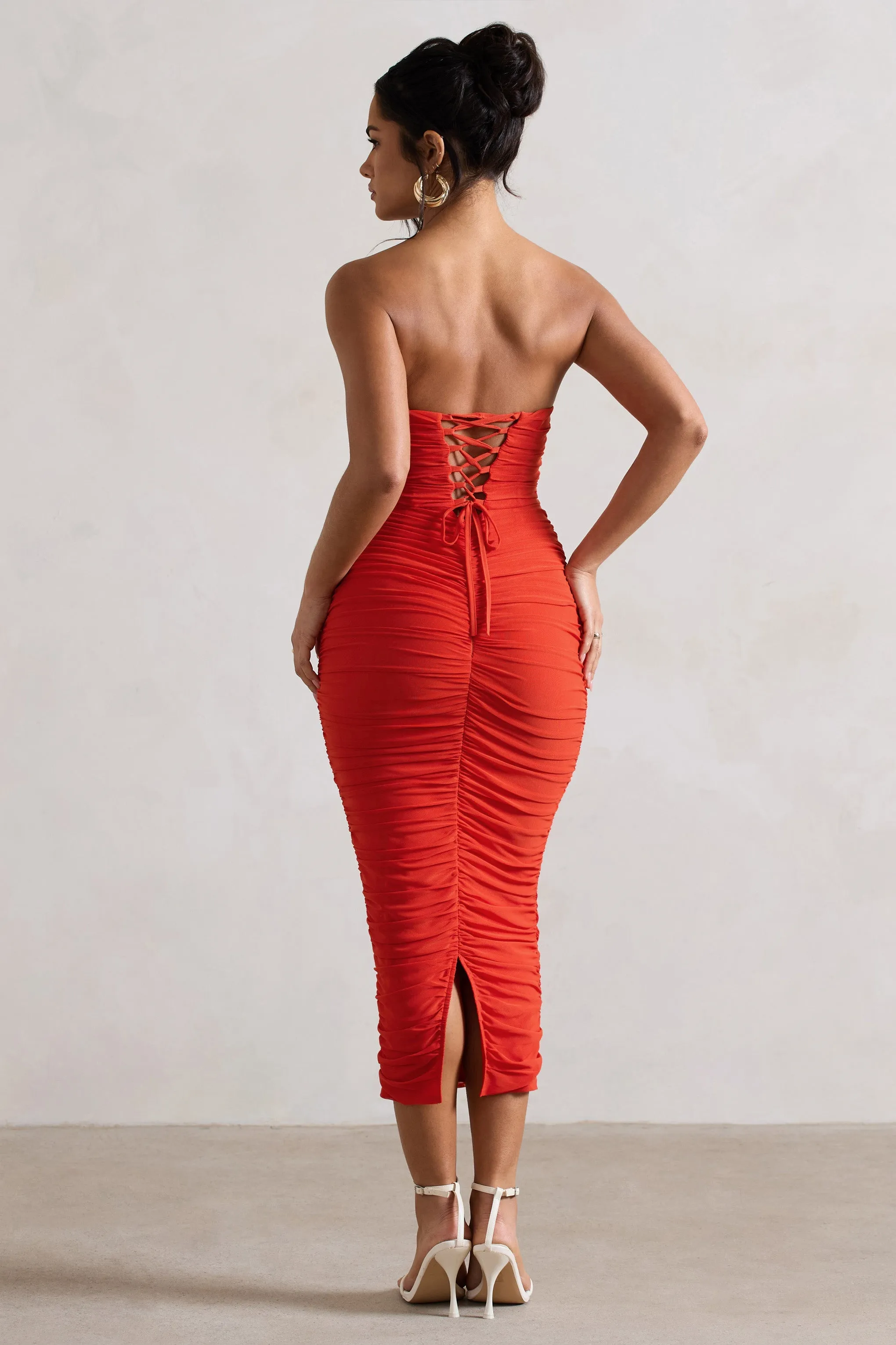 Nylah | Robe mi-longue moulante orange froncée et corset