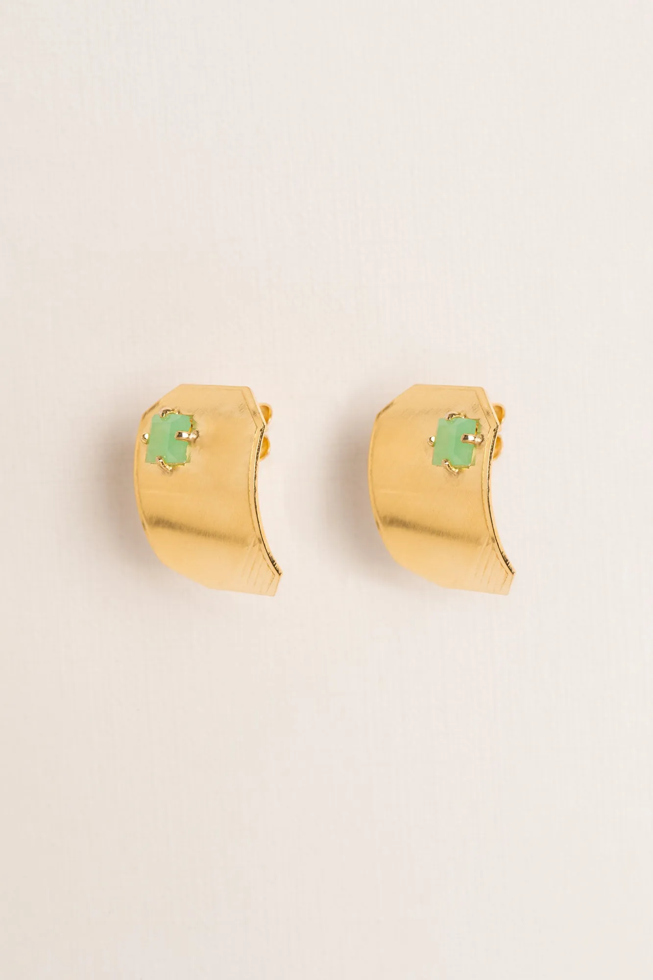 Wouters & Hendrix - Curved ID Earrings with Chrysoprase in Gold