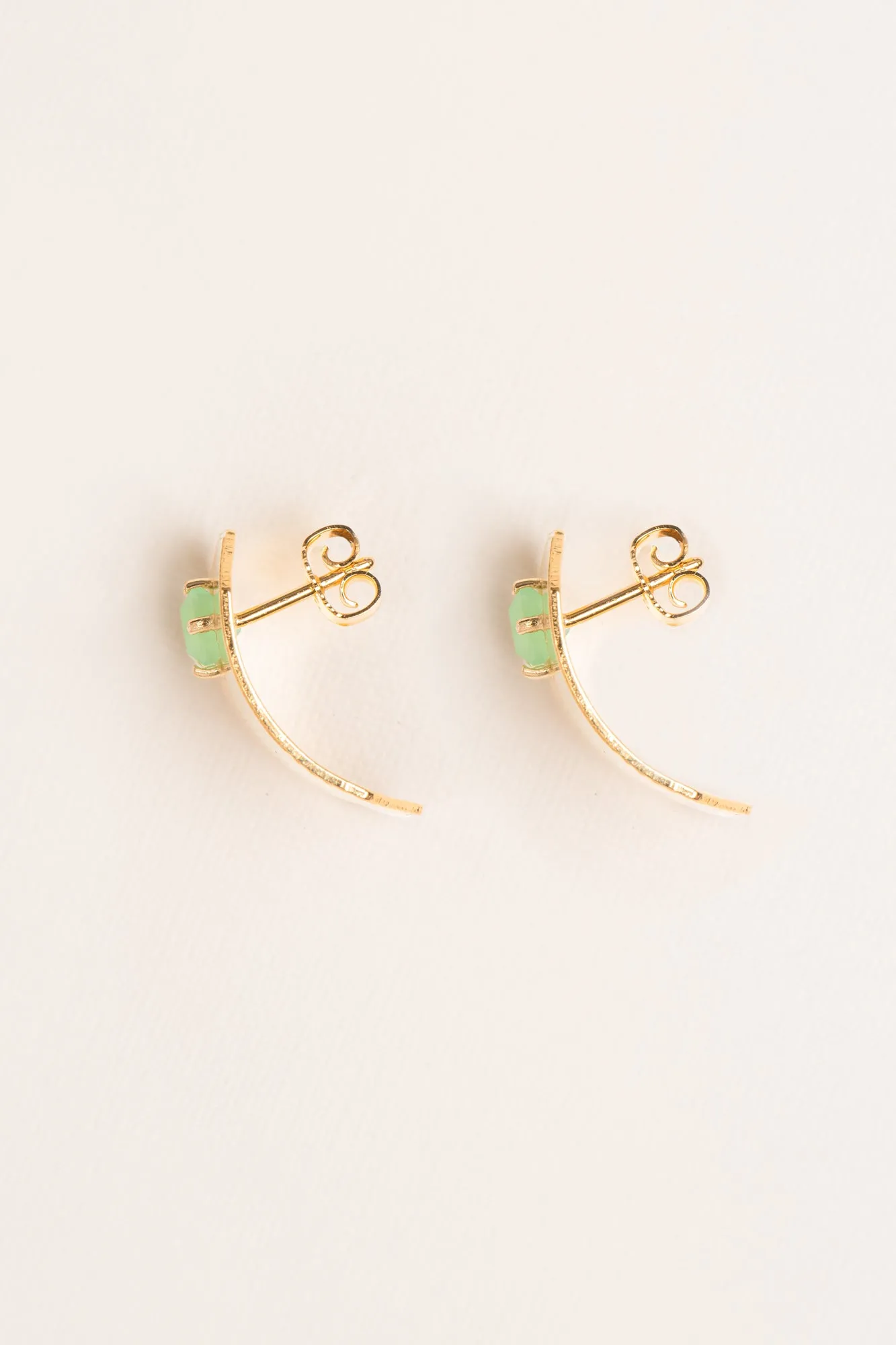 Wouters & Hendrix - Curved ID Earrings with Chrysoprase in Gold